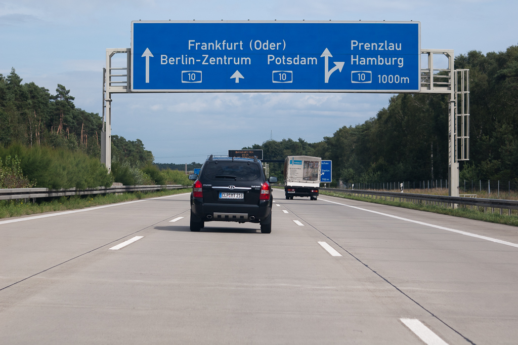 20110811-144831.jpg - Toevalligerwijs heeft de Ring Berlijn hetzelfde wegnummer als de Ring Amsterdam, maar moet eerder gezien worden als "grote ring" die ver van de bebouwde kom afligt. Je zou hem nog het best kunnen vergelijken met de tweede ring Amsterdam, waarvan enkel de A9 is gerealiseerd, maar zelfs dan zou de 200 km lengte van de Berlijnse ring lang niet gehaald worden.