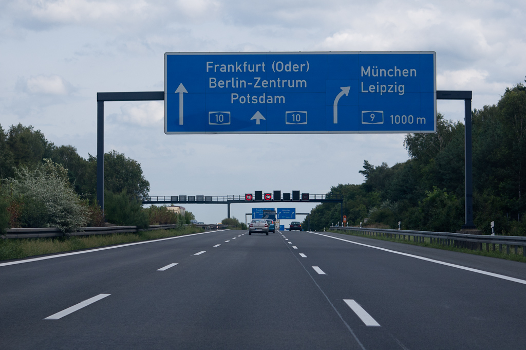 20110811-145318.jpg - Voor het eerst een afvallende rijstrook, na 500 km rijden vanaf Kreuz Kaiserberg in het Ruhrgebied.