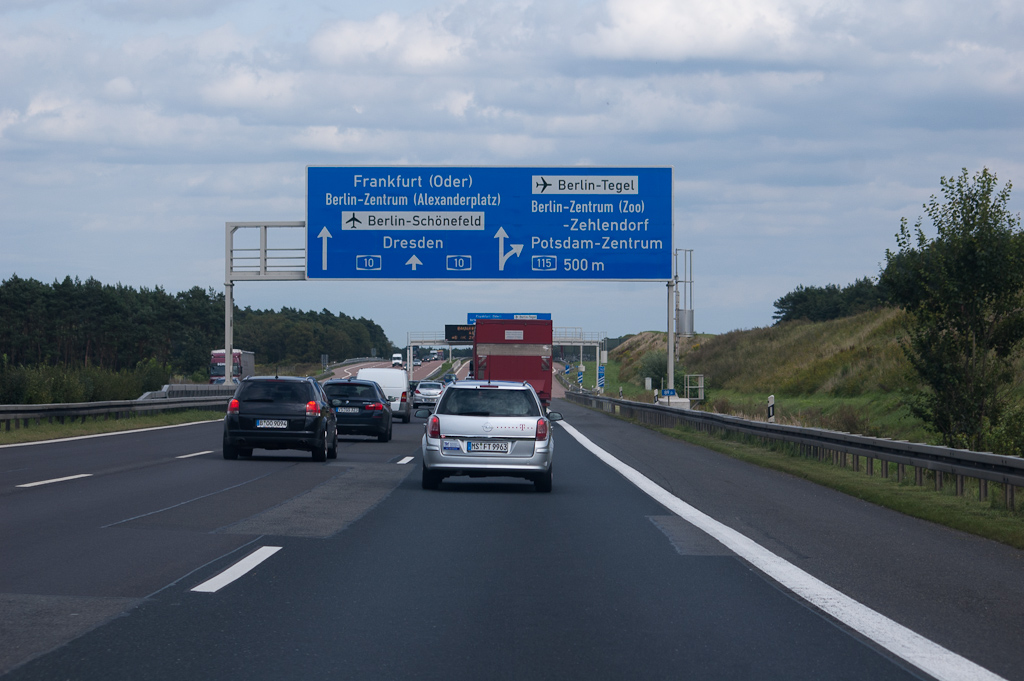 20110811-145928.jpg - Ook een nieuwe ervaring na die honderden kilometers "immer gerade aus": we moeten afslaan!