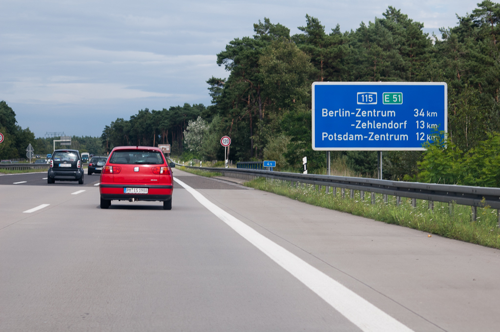 20110811-150343.jpg - Afstandenbord na het knooppunt Nuthetal zodat nog eens duidelijk wordt hoe ver de ring van de stad af ligt.