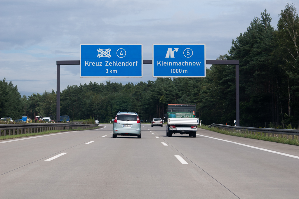 20110811-150755.jpg - En weer terug op het beton. Nog steeds bevinden we ons op een voormalige Transitstrecke, maar dit zal wederom niet de originele verharding zijn.