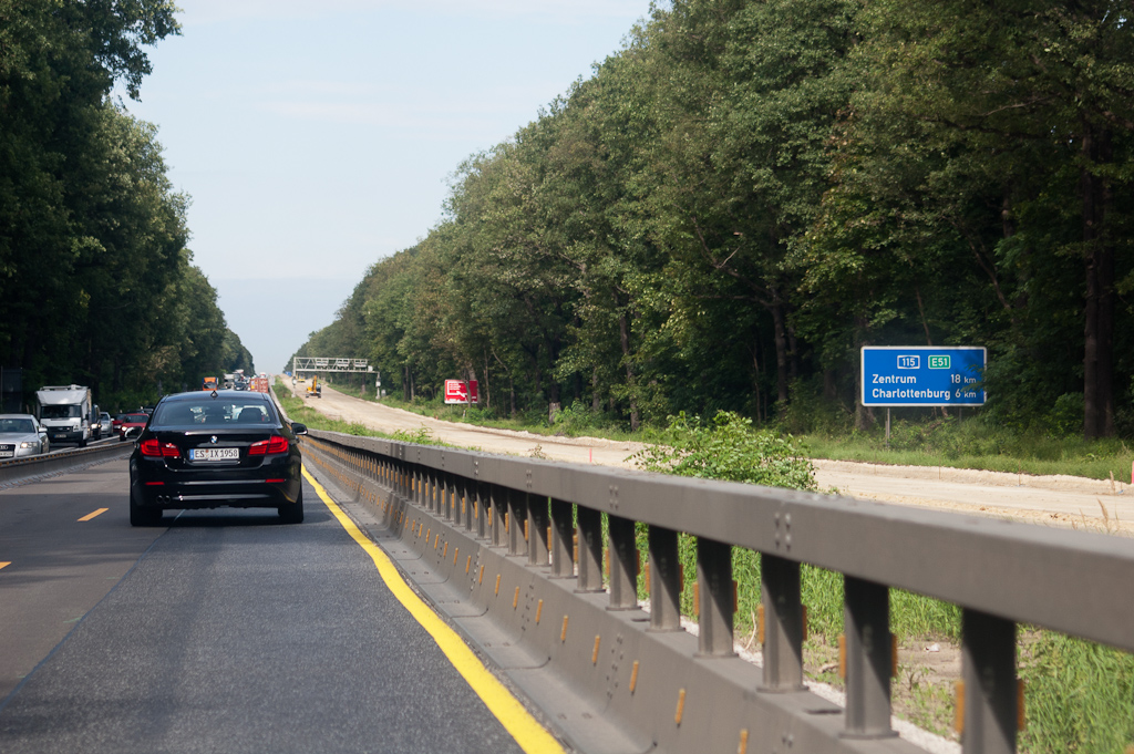 20110811-151251.jpg - De oudste auto(snel)weg van Europa, de AVUS, thans A115 genoemd. Hij wordt thans heraangelegd. Verkeer moet met 4 versmalde rijstroken over 1 rijbaan.