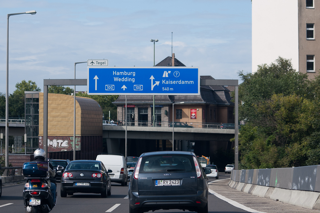 20110811-152303.jpg - Terug naar de Berlijnse autosnelwegen. De A100 is de onvoltooide stadsring die overal door bebouwing omsloten is.