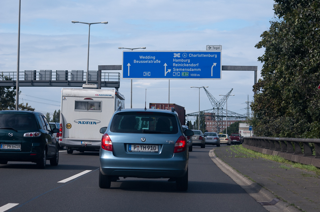 20110811-152717.jpg - De Stadtautobahn heeft een kleiner lettertype op de bewegwijzering. Er zijn ook knooppunten met radialen, zoals de A103, 111, 113 en 114, die alle op de buitenring A10 uitkomen.