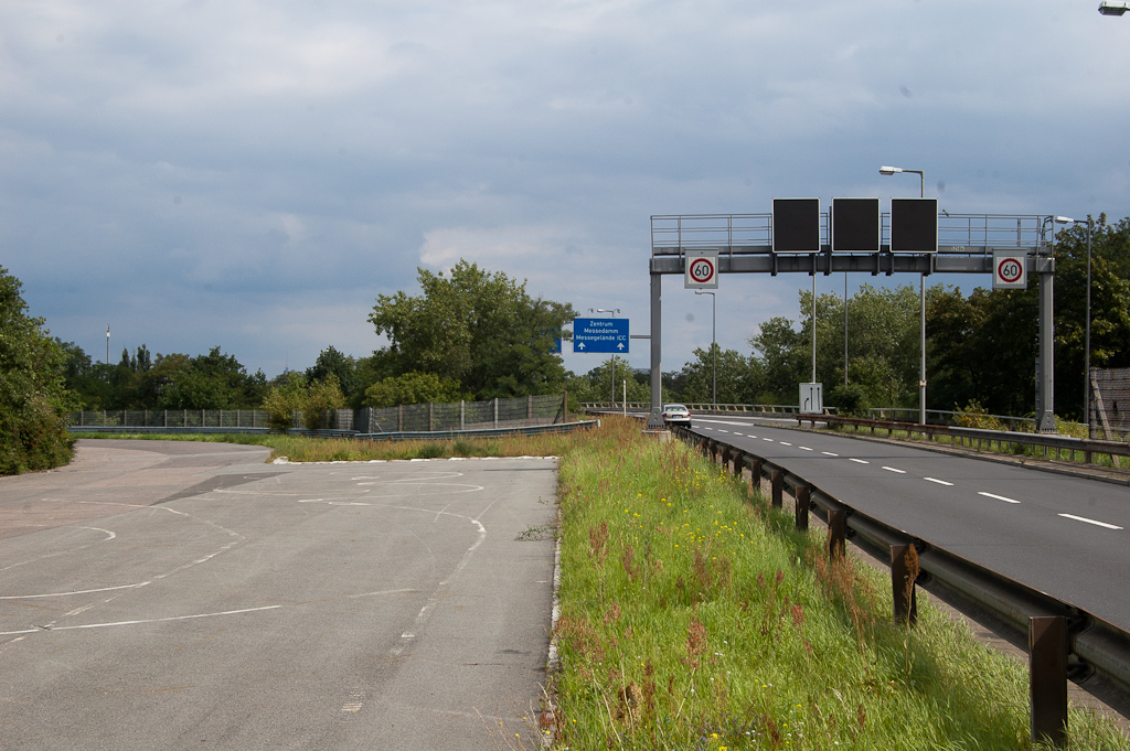 20110814-124600.jpg - In vroeger tijden werden de race-auto's of -motoren hier afgeleid van de A115...