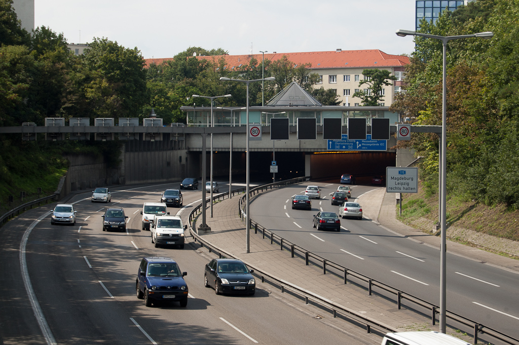 20110814-132446.jpg - Overal dynamische snelheidslimieten met kantelwalsborden. Het lijkt gezien de drukte en het krappe wegprofiel ook niet veel harder te kunnen dan 80.