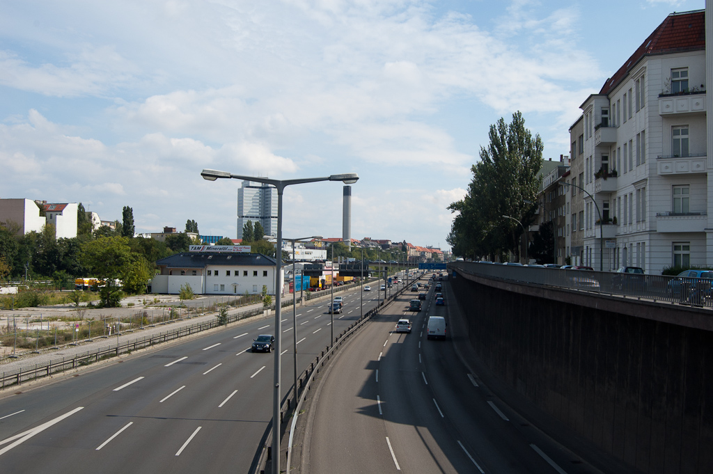 20110814-132703.jpg - Geluidschermen hebben we niet gezien langs de A100. Maar de gedeeltelijk verdiepte ligging zal al wat schelen.