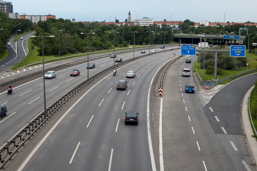 20110814-145635.jpg - Wel een volledig knooppunt met de A103, in klaverblad vorm, waarin ook nog een aansluiting met de Grazer Damm is verwerkt, eveneens met alle relaties aanwezig. Uiterst links zie je nog een toerit vanaf die Grazer Damm.