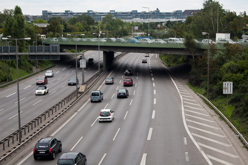 20110814-145802.jpg - Geen file op het viaduct Vorarlberger Damm. Het zijn geparkeerde voertuigen. We wanen ons even op de Antwerpse Ring.