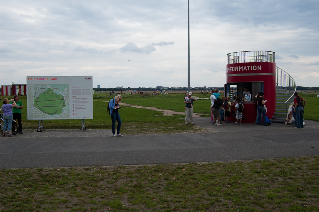 20110814-152329.jpg - Vliegveld Tempelhof, enige jaren geleden gesloten voor het luchtverkeer en thans in gebruikt als recreatieterrein.