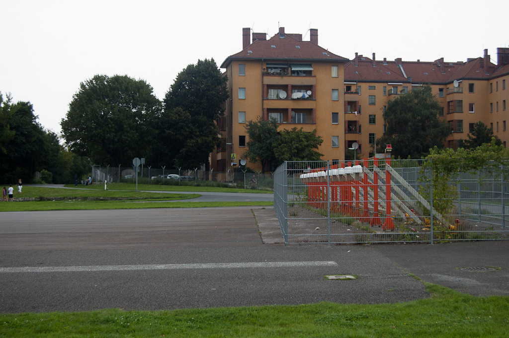 20110814-160319.jpg - Zuidelijke van twee startbanen kwam zo ongeveer letterlijk in een woonwijk uit.