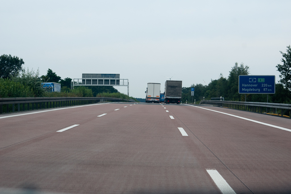 20110815-103640.jpg - Terug naar huis. Vreemde rode kleur van het betonnen wegdek, maar we zijn niet op een fietsstraat terecht gekomen.