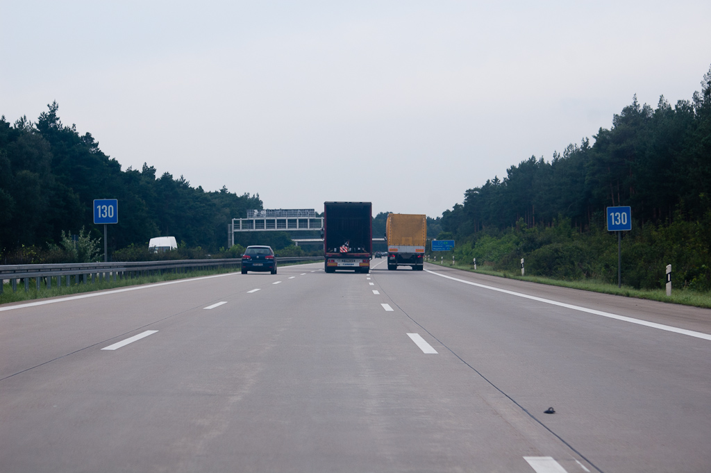 20110815-104622.jpg - Adviessnelheidsbordjes die we op de heenweg niet gezien hebben langs de A2.