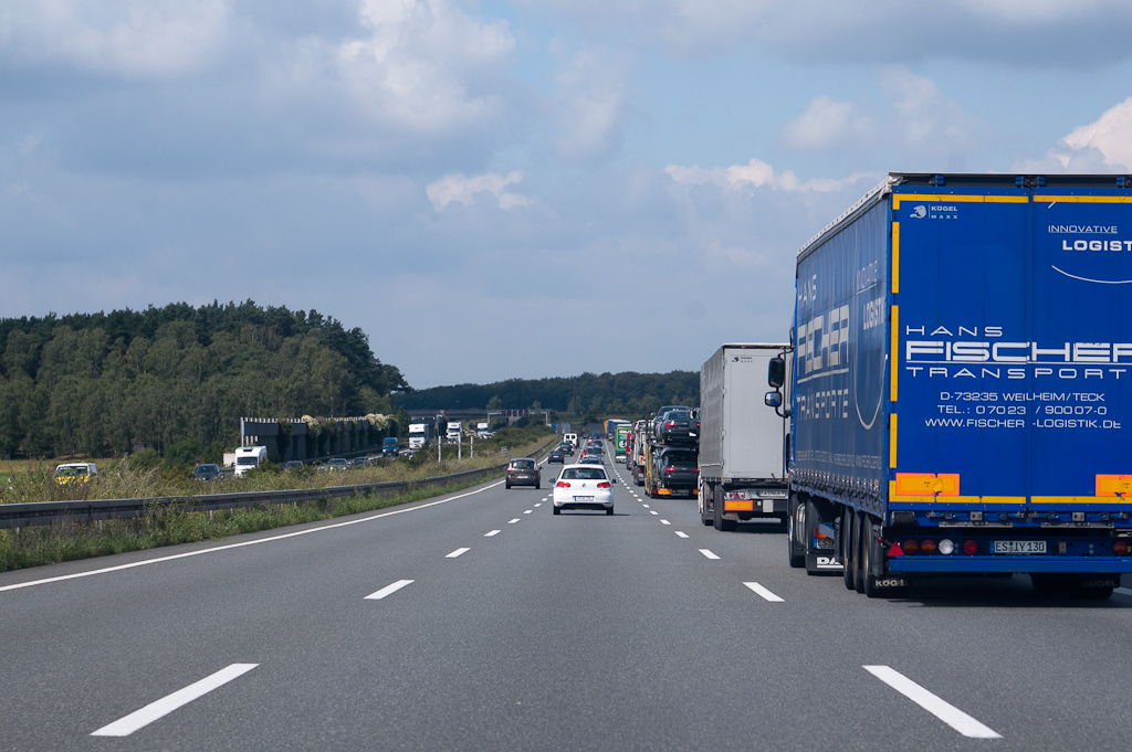 20110815-114420.jpg - Vrachtwageninhaalverbod was aangegeven op de matrixportalen, zodat we colonne-vorming zien op rijstrook 3.