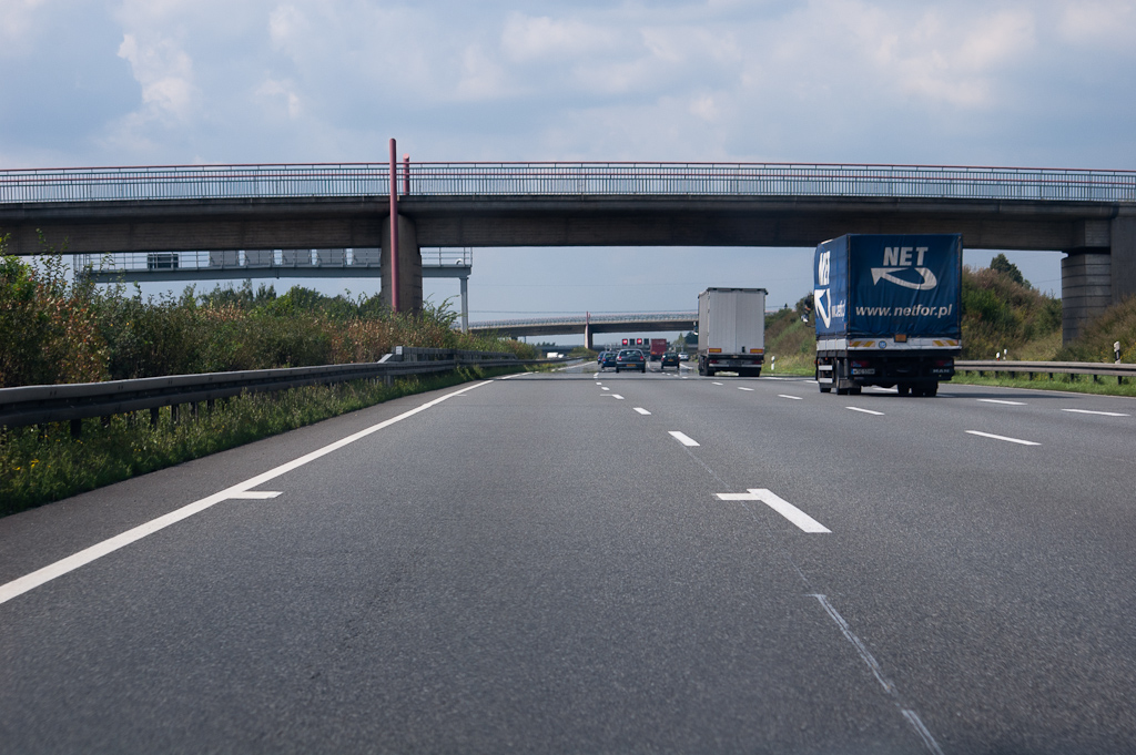 20110815-121026.jpg - Nog een mysterie - deze dwarsstreepjes op de rijbaan, telkens in de buurt van viaducten. Hier enkel in rijstrook 1, maar op de oostelijke A2 wegvakken kom je ze ook rijbaanbreed tegen.