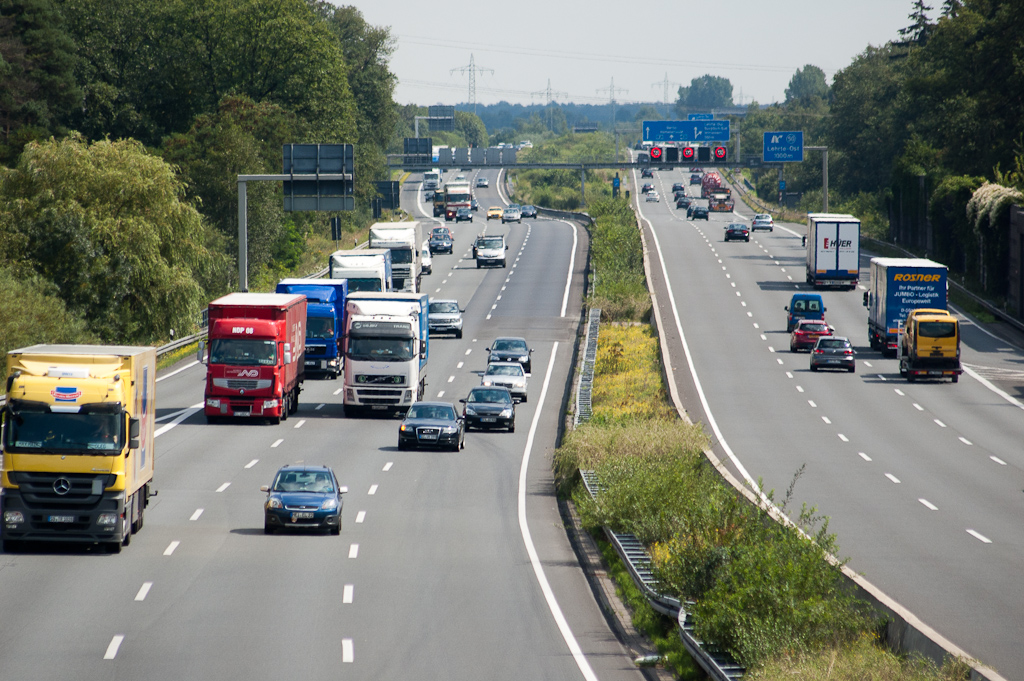 20110815-125636.jpg - Grote delen van de naar 2x3 rijstroken verbrede A2 hebben nog een extra ruimtereservering in de middenberm, maar die worden vaak onderbroken.