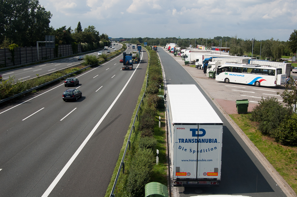 20110815-125818.jpg - Vanuit de verzorgingsplaats kun je een voetgangersviaduct bestijgen en foto's nemen van de A2.