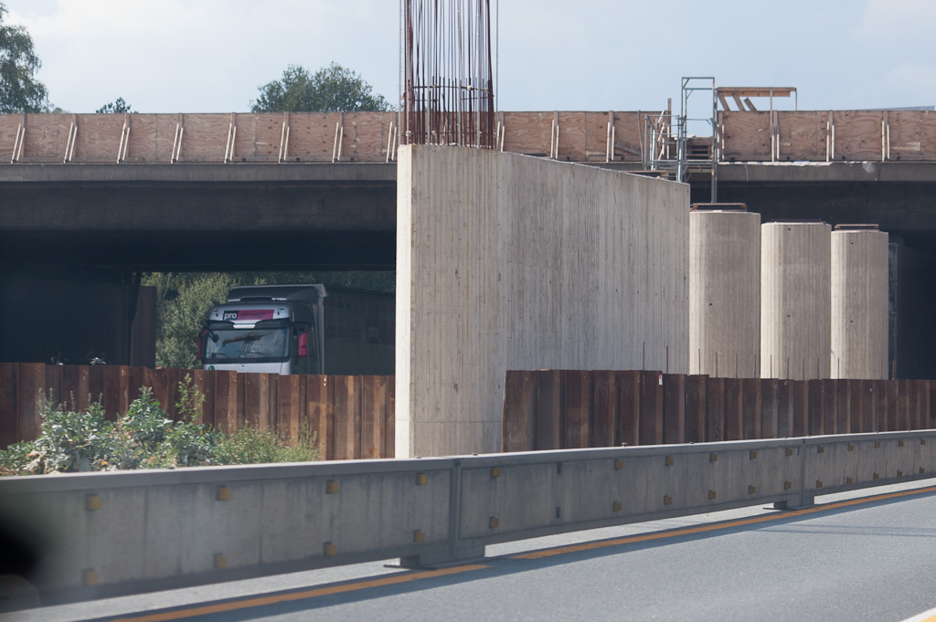 20110815-130805.jpg - Nieuwe middensteunen voor viaducten in de A7 in AK Hannover-Ost, maar de essentie hebben we gemist: de andere steunen worden ruimer gespatieerd dan de huidige, zodat de vluchtstroken langs de A2 kunnen terugkeren en de rangeerbanen kunnen worden verbreed naar twee rijstroken.