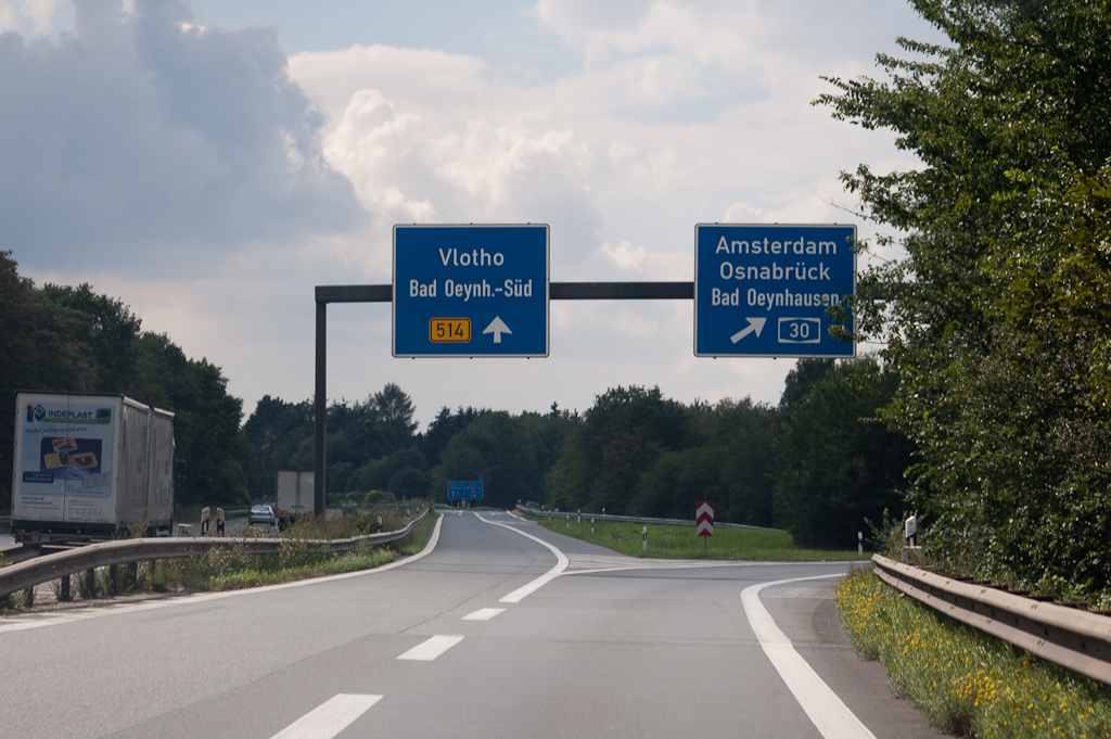 20110815-135424.jpg - Rangeerbaan in AK Bad Oeynhausen met bewegwijzering voor het kleine onvoltooide stukje A30.