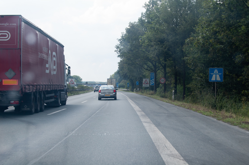 20110815-142428.jpg - Terug op de A30. Vanaf hier is het immer gerade aus naar de grens met Nederland.