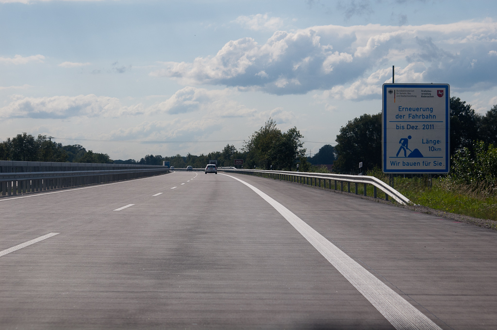 20110815-154048.jpg - Dit A30 wegvakje tussen AK Schuettorf en de grens ziet er nieuw uit. Er worden dus nog steeds nieuwe betonnen rijbanen aangelegd.
