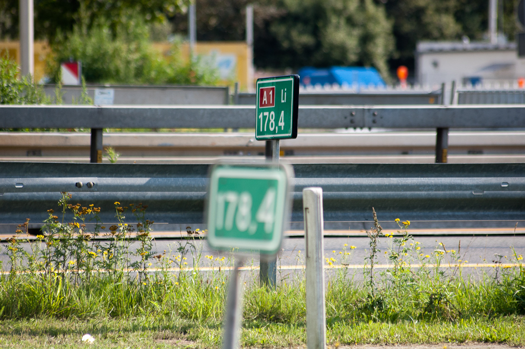 20110815-160305.jpg - Eerste A1 hectometerbordje, en nog een historisch exemplaar dat is blijven staan in de verzorgingplaats de Poppe. Je kunt er ook ongeveer de afstand tot Amsterdam aan aflezen: de laagste kilometerwaarde op de A1 vinden we in het knooppunt Watergraafsmeer met de A10 en bedraagt 4,1.