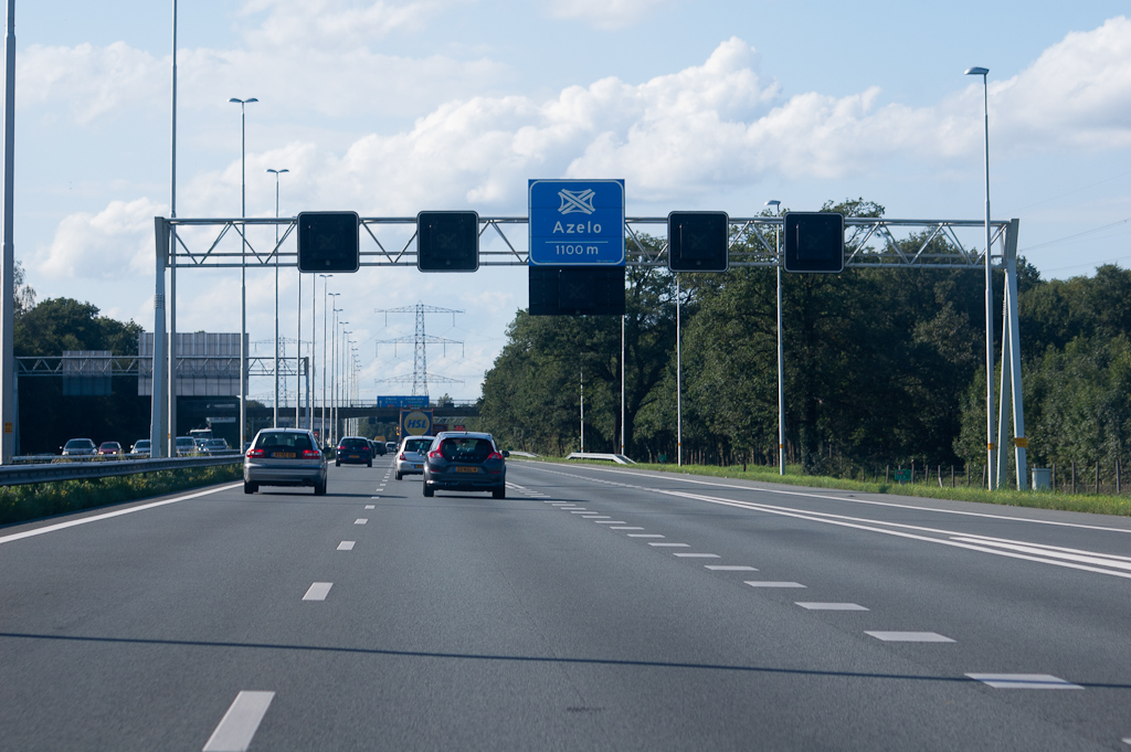 20110815-162155.jpg - Nieuwe stijl bewegwijzering in het tweede knooppunt. Na al die foto's van het Duitse autosnelwegennet is nu vast wel duidelijk waar we de ontwerpen van gejat hebben.