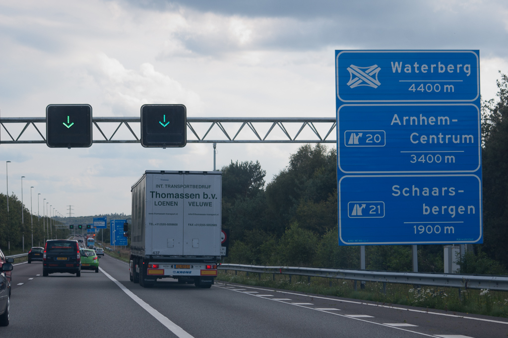 20110815-170135.jpg - Vierde knooppunt in aantocht. Bestuurster heeft overigens op geen enkel moment van de spitsstrook tussen Apeldoorn en Arnhem gebruik gemaakt. Bijrijder had zich dan ook onthouden van opmerkingen als: "je mag hier echt over de doorgetrokken streep heen hoor!"