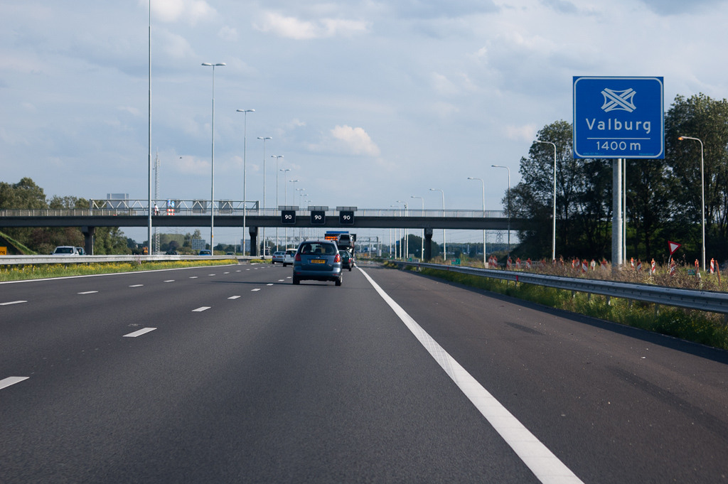 20110815-171601.jpg - Knooppunt nummer zes. Het is nog rustig op de recent tot 2x3 rijstroken verbrede A50 tussen Grijsoord en Valburg.