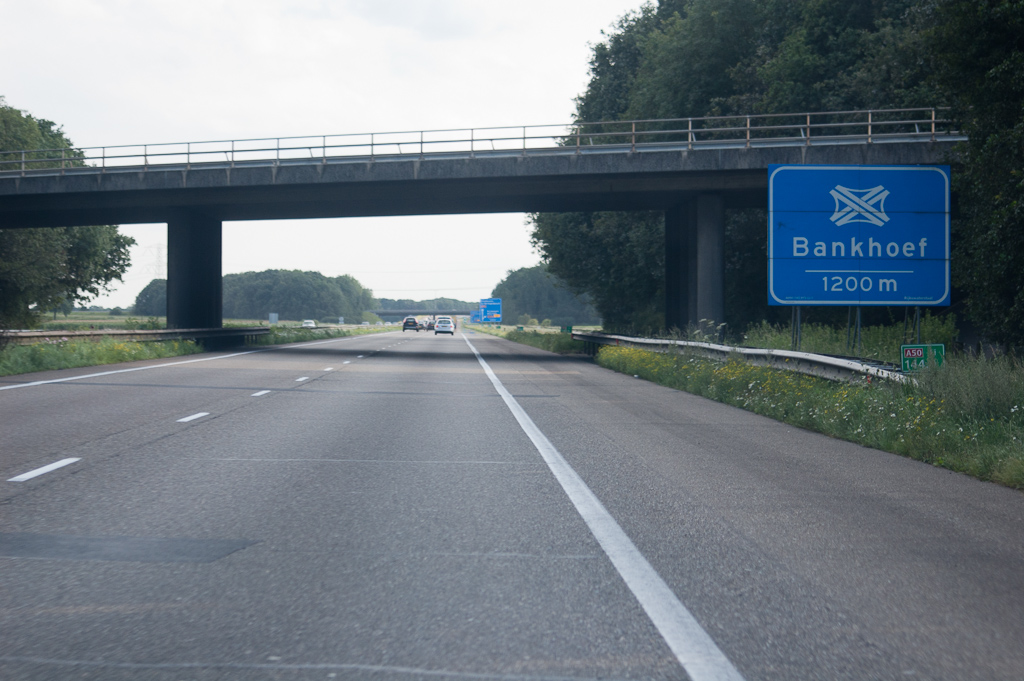 20110815-172740.jpg - Knooppunt nummer 8. Het kilometergetal 144 op het hectometerbordje is geen indicatie van de afstand tot Eindhoven, maar zou eerder leiden tot aan Maastricht zoals het bedoeld was in de oorspronkelijke plannen met de Rijksweg 75.