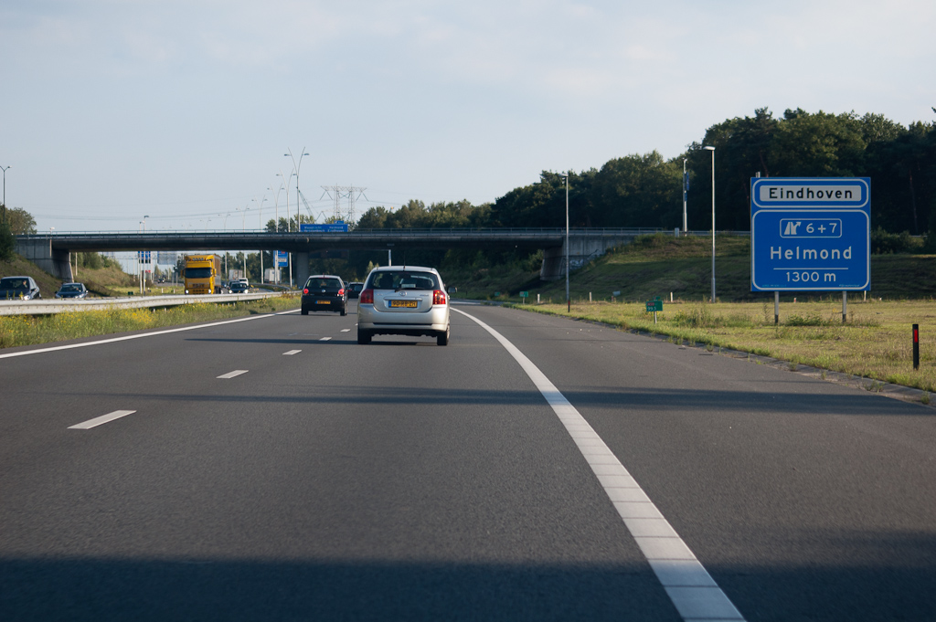 20110815-175044.jpg - We kunnen er nog steeds niet aan wennen. Helmond volgen om thuis te geraken vanaf de A50.