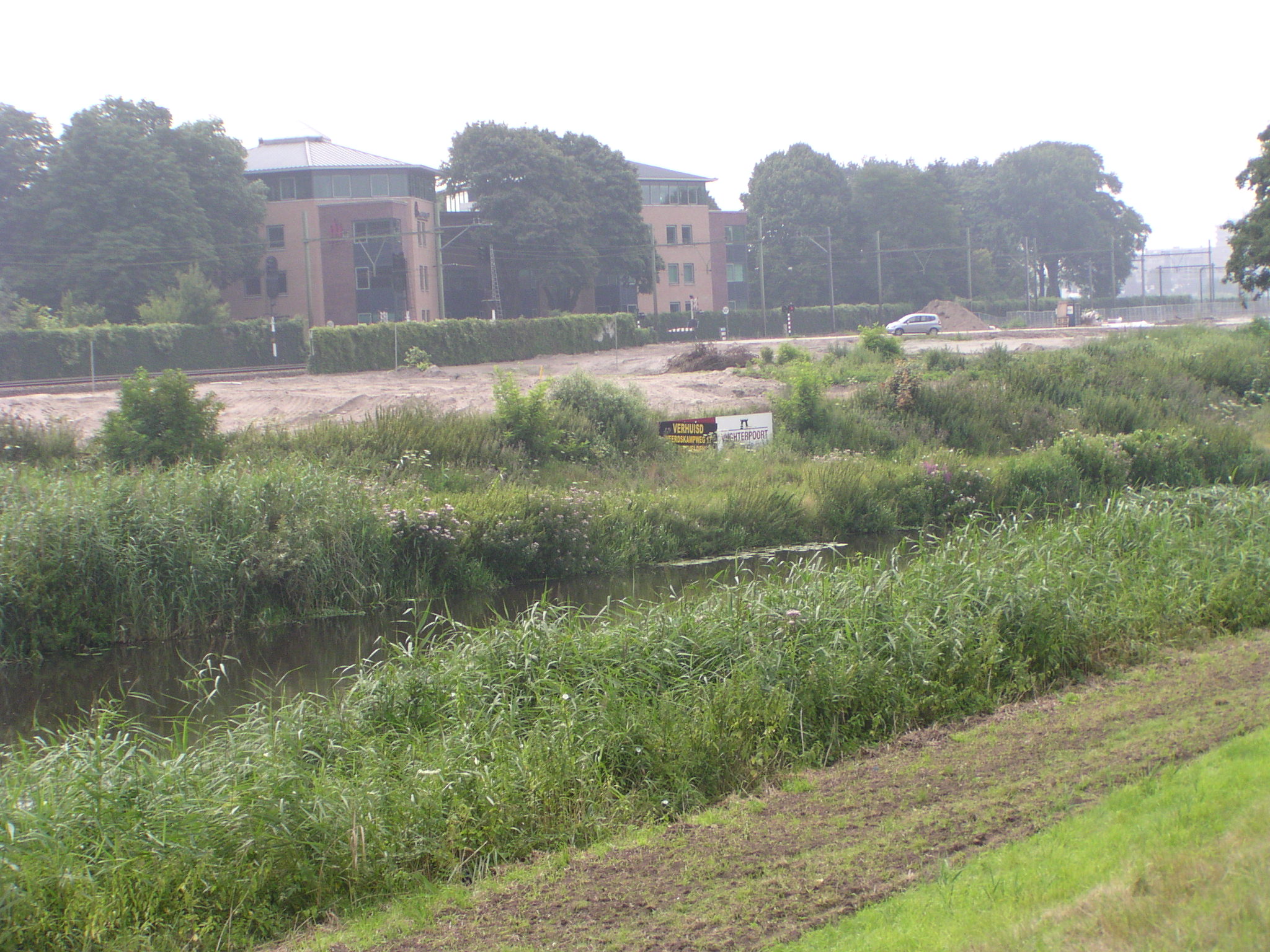 p7300019.jpg - Het beginnende zandlichaam voor de Gementweg gezien vanaf de andere kant van het kanaal. Er is een autohandel geamoveerd.