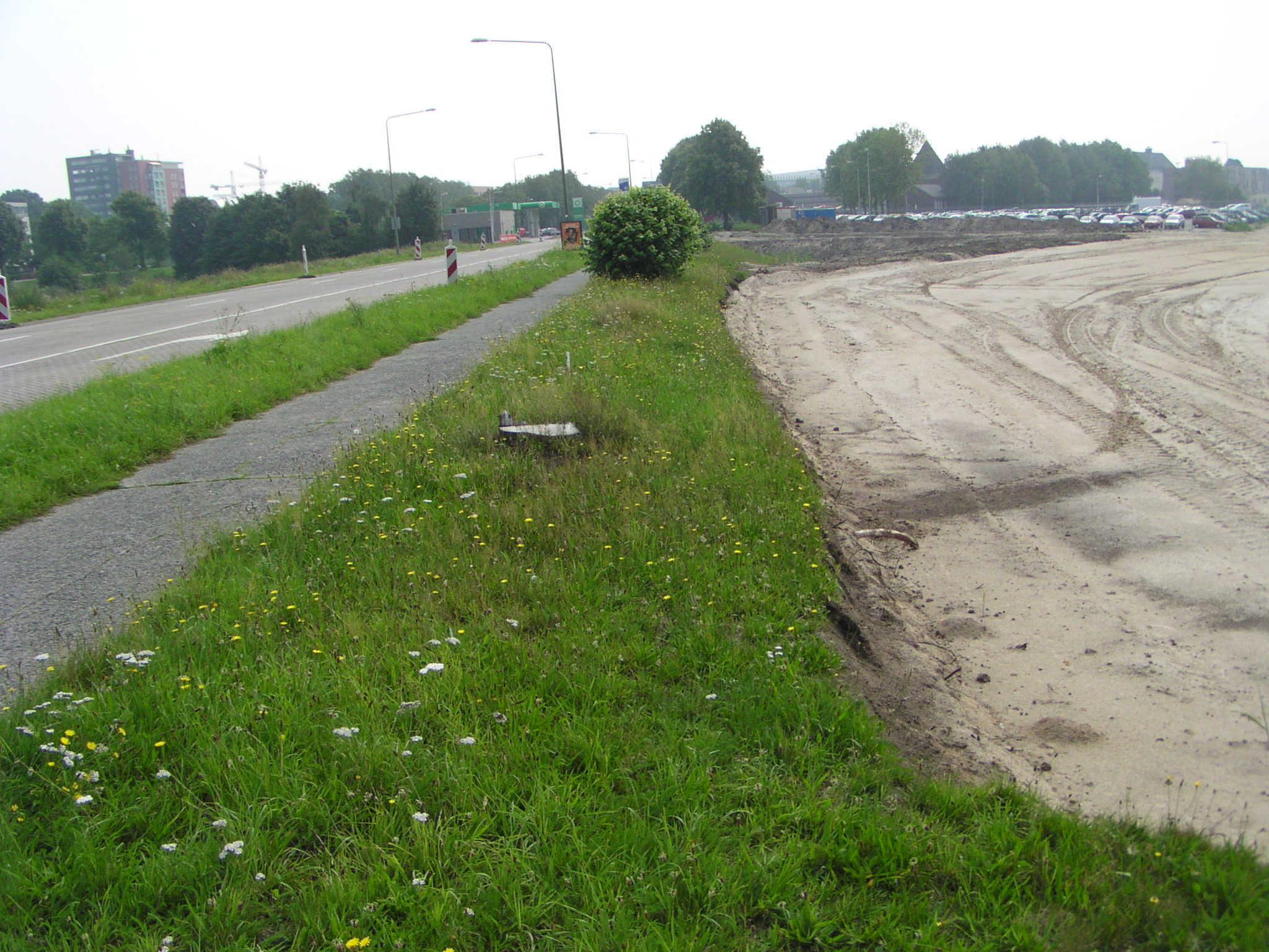 p7300020.jpg - Aankomst bij de Vlijmenseweg. Het fietspad is al afgesloten en zal worden gesloopt. De Gementweg wordt de hoofdrichting en er komt een knik in de Vlijmenseweg zodat hij middels een T-kruising wordt aangesloten op de Gementweg.