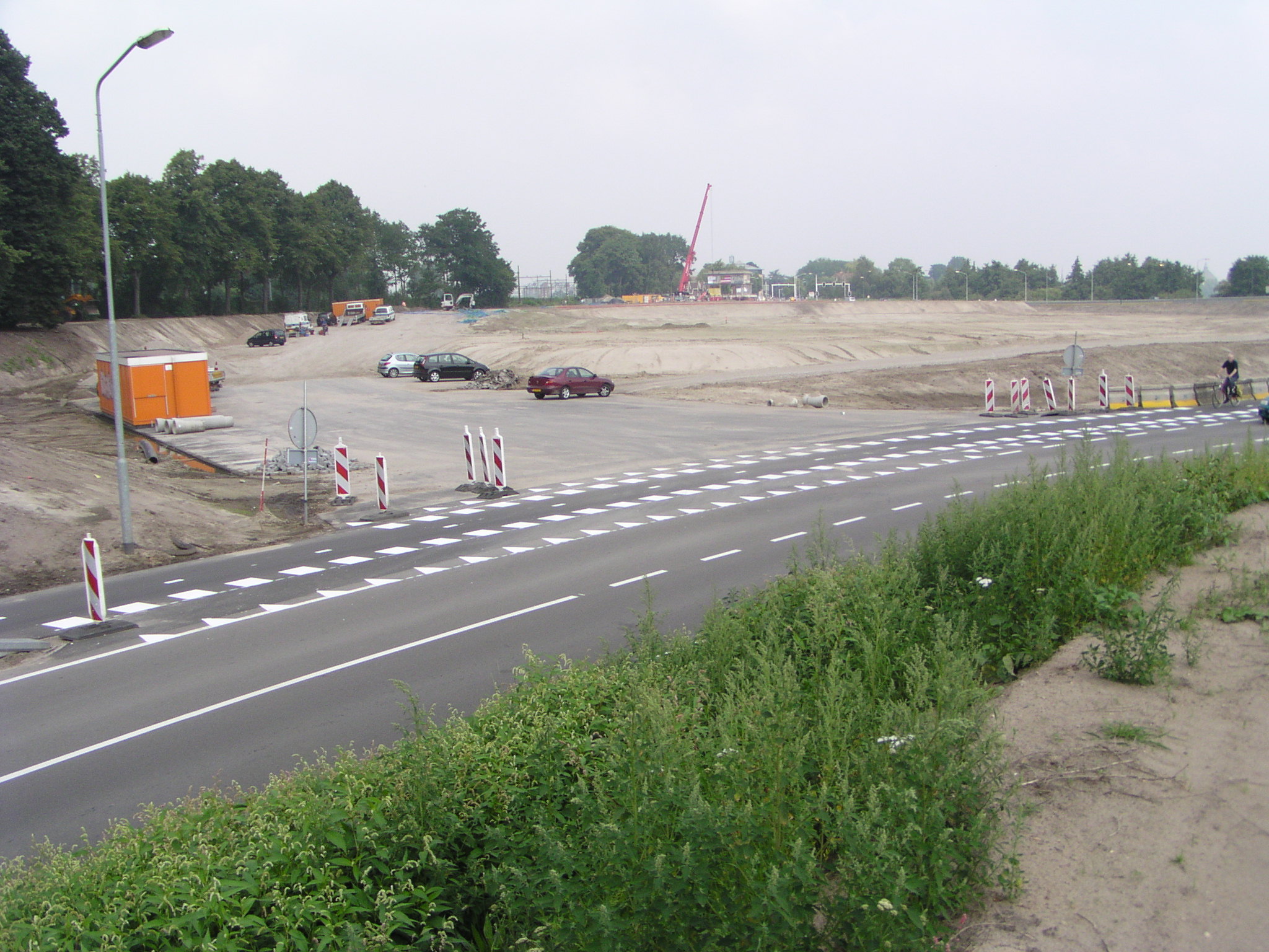 p7300034.jpg - Uiteindelijk komt de Vughterweg links te liggen, tegen de spoorbaan aangedrukt, en moet met een rotonde worden aangesloten op de Boscheweg. Maar kennelijk is vooralsnog een fasering voorzien met een T-kruising.