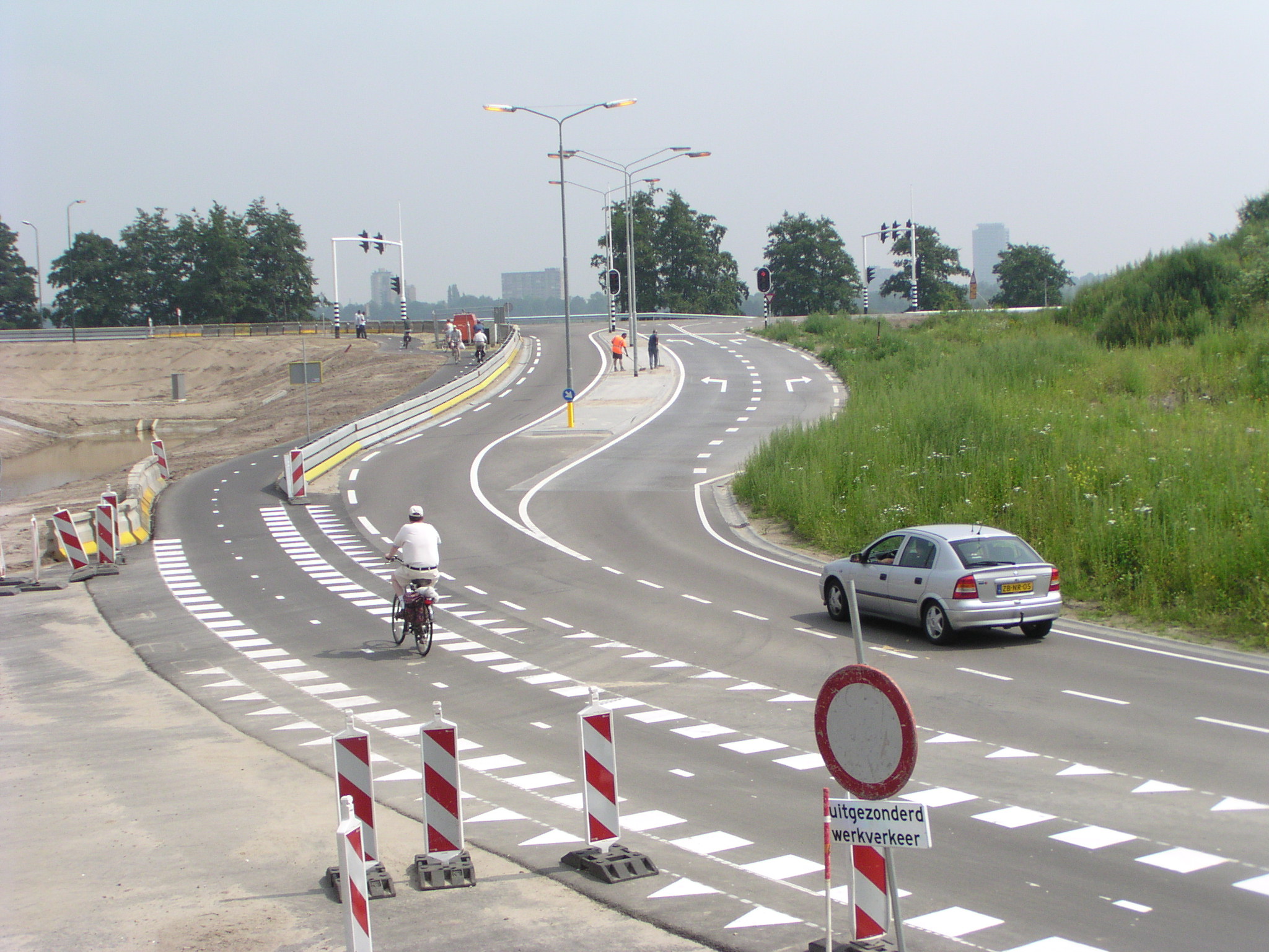 p7300038.jpg - De verlegde Boscheweg gaat in een soort van verdiepte ligging naar de Vughterweg omlegging. Er is geen bewegwijzering.