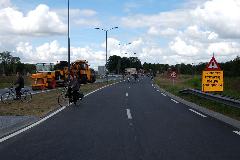 20110515-125523.JPG - Terug naar de Randweg op de kruising met de Heunweg. We hadden Vmax 80 vanaf kp. Vught, maar gaat hier een tiental kilometers omlaag. We zijn nog buiten de kom 's-Hertogenbosch.