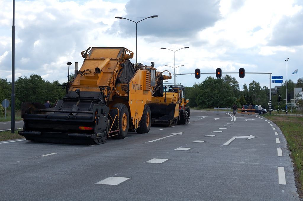 20110515-130002.JPG - Op een aantal locaties in het Randweg-trace hebben de deelnemende aannemers nog eens hun werktuigen tentoongesteld. Zo zien we hier een shuttle-buggy, asfaltspreider en wals van de firma Heijmans. Opstelstroken uitgevoerd in "iets betonachtigs" (SMA? Stabiflex?).