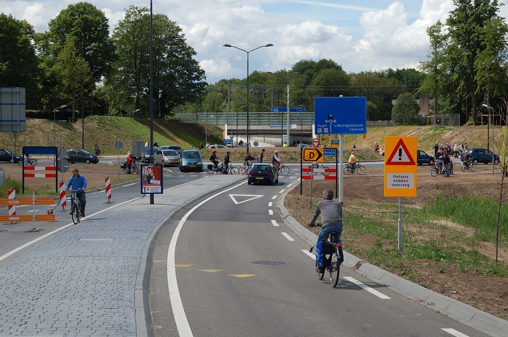 20110515-130255.JPG - De Heunweg komt uit op een enkelstrooks rotonde. In de normale situatie moet al het verkeer van kp. Vught naar het Centrum hier overheen.