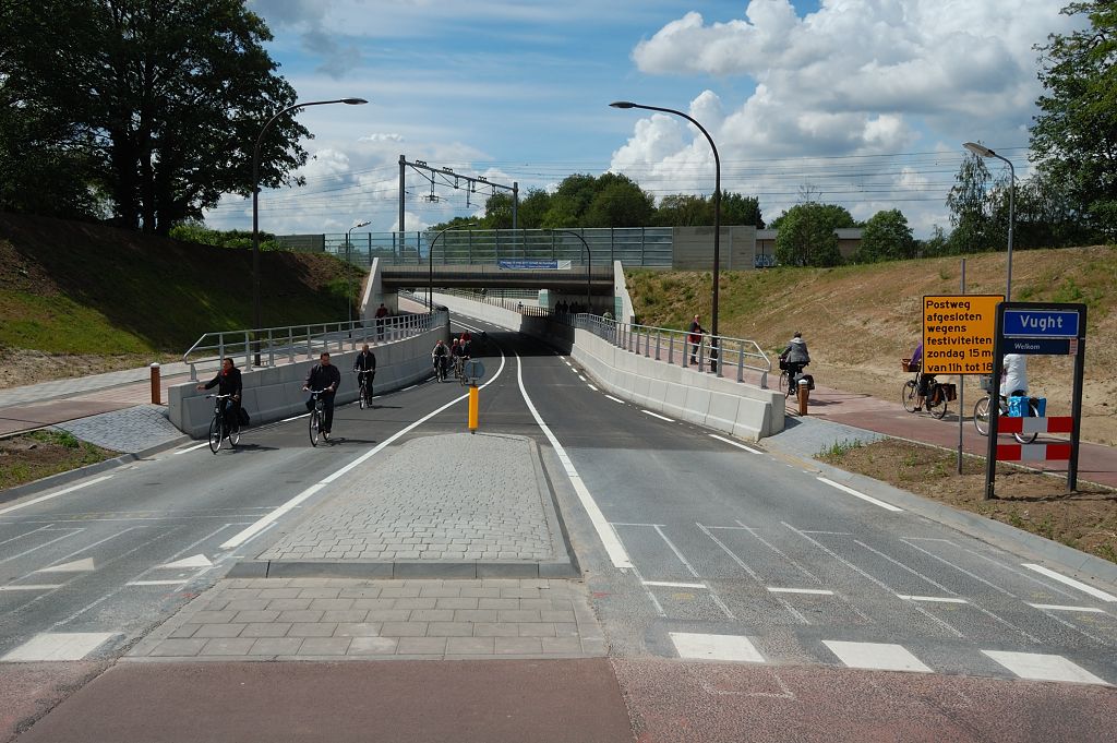 20110515-130616.JPG - Nieuw tunneltje waarmee de Postweg wordt ontsloten op de rotonde. Aan de andere kant van de spoorlijn liggen nieuwbouwlocaties.