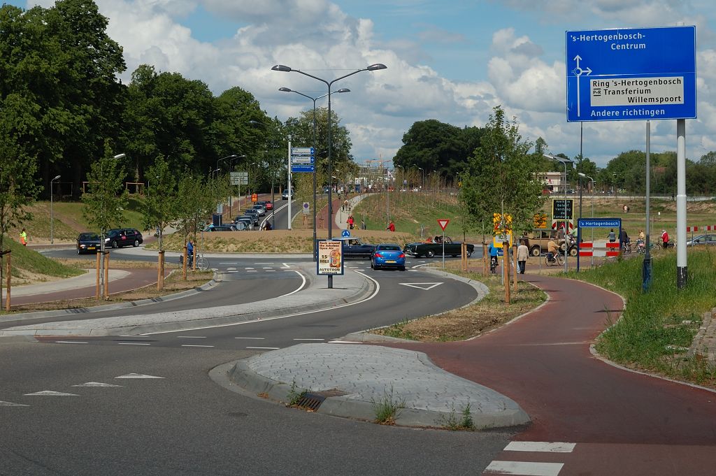 20110515-131031.JPG - Veel verkeer vanuit Vught zal de rotonde moeten nemen in zowel de richting Centrum, als om op de nieuwe Randweg te geraken.