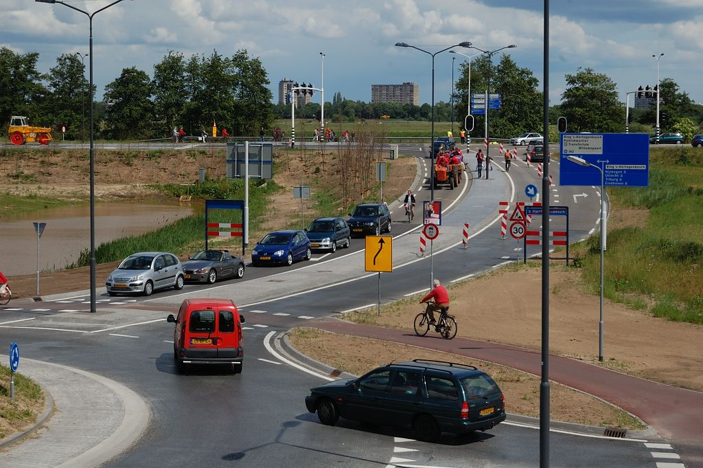 20110515-131302.JPG - De al genoemde Heunweg in de andere richting. Misschien ook van belang voor verkeer tussen Vught-noord en de A2.  week 200831 