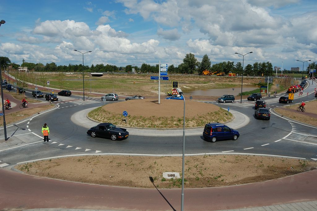 20110515-131316.JPG - Ook onder minder extreme omstandigheden als vandaag, met de Randweg-afsluiting, belooft deze rotonde een gezellige te worden. Laten we daarvoor even de vier armen bekijken.  week 200831 