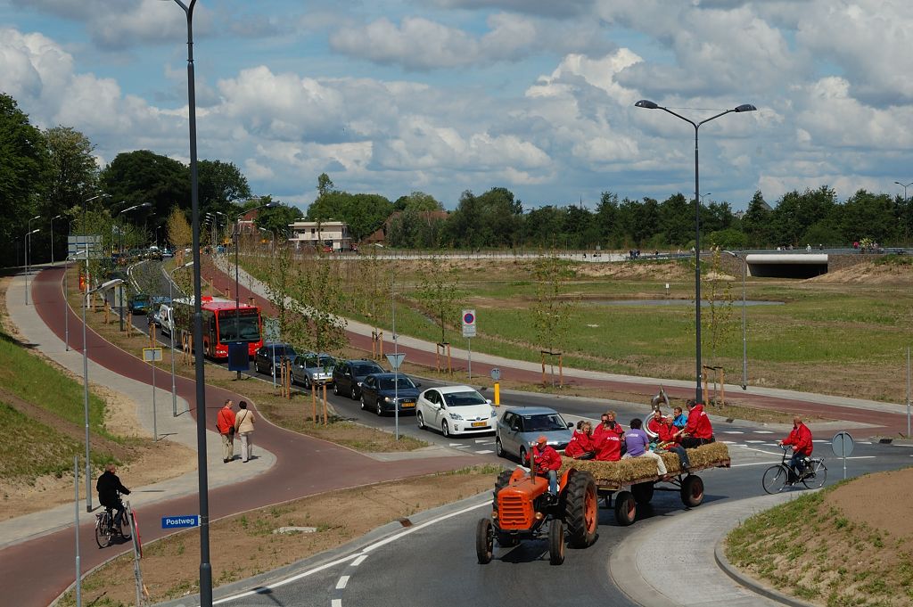 20110515-131354.JPG - Vierde arm is de Vughterweg-noord naar het Centrum. Het talud leidt over een tweetal nieuwe kunstwerken: de Randwegtunnel, en een faunapassage. De vlakte rechts is dan ook ingericht als natuurgebied, en we zien een tweede faunapassage rechts in de foto. De bedoeling lijkt te zijn een ecologische verbinding tussen Het Bossche Broek en de Gement.