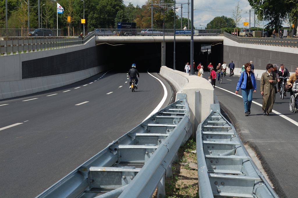 20110515-132049.JPG - De Randwegtunnel realiseert een ongelijkvloerse passage van zowel de Vughterweg-Noord als de spoorlijn 's-Hertogenbosch-Eindhoven/Tilburg.