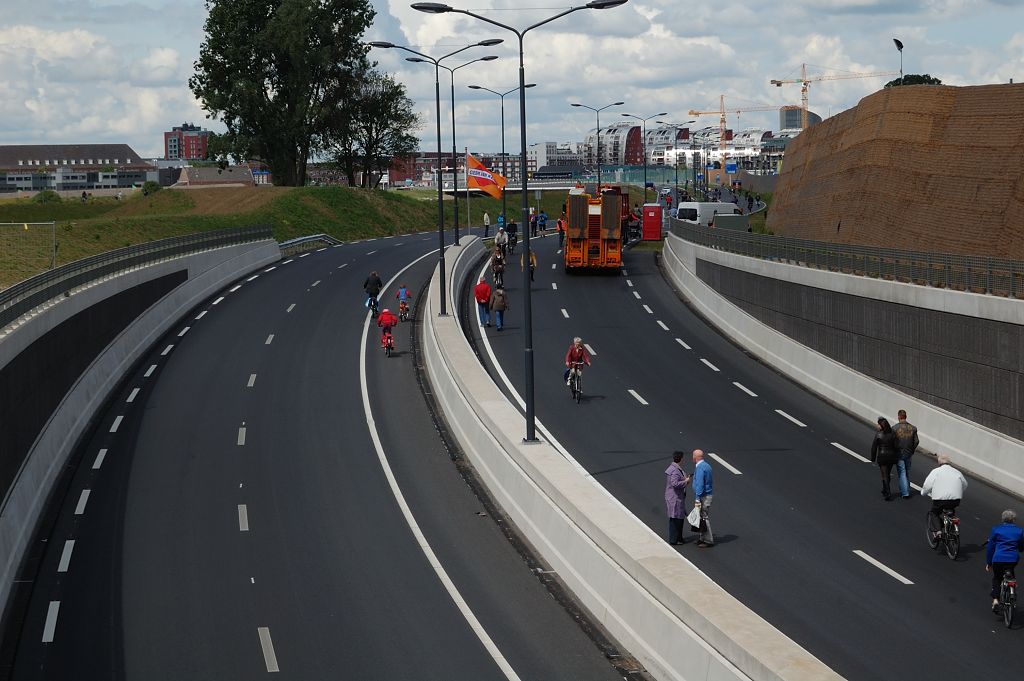 20110515-133932.JPG - Oostelijke tunnelmond met fors geluidsscherm. Erachter ligt weliswaar woonbebouwing, maar ook de spoorlijn. Tussen spoorlijn en woningen staat dan weer geen scherm.