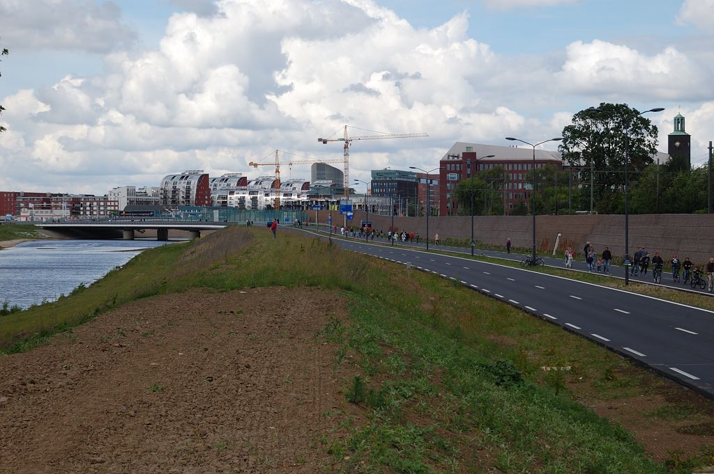 20110515-134910.JPG - Wegvak tussen Randwegtunnel en brug ligt ingeklemd tussen het afwateringskanaal 's-Hertogenbosch-Drongelen en de spoorlijn. Weggebruiker is een blik op de omgeving niet gegund door scherm en aarden wal.  week 200831 