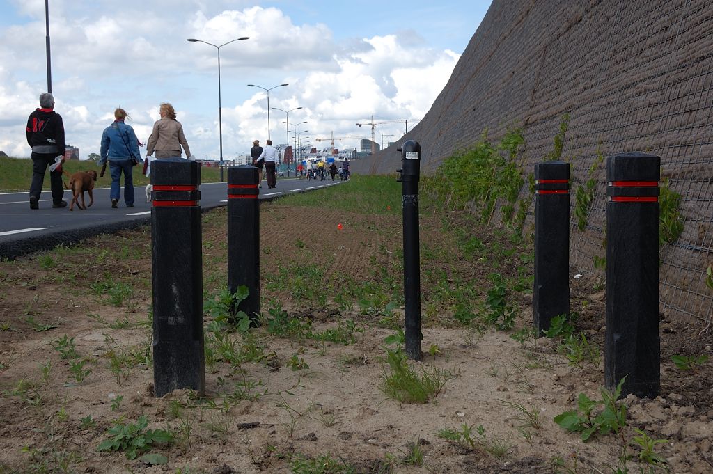 20110515-135058.JPG - Interessant paaltje in de berm tussen rijbaan en geluidsscherm, beveiligd door een viertal reflecterende kolommen.