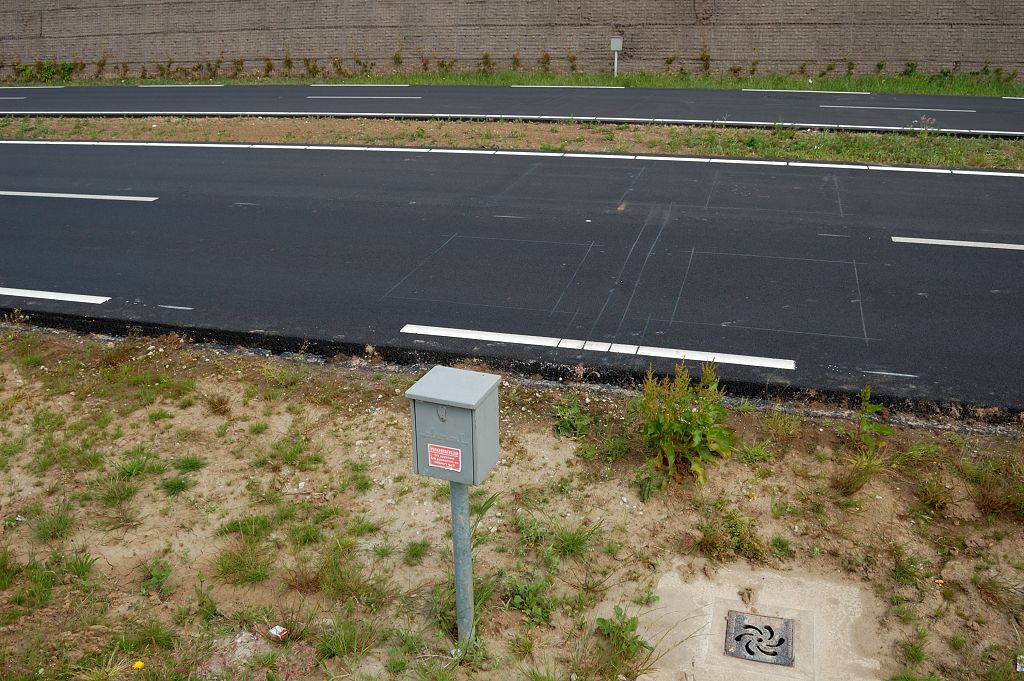 20110515-135507.JPG - Meer attributen zoals detectielussen in het wegdek, geflankeerd door kastjes langs beide rijbanen.