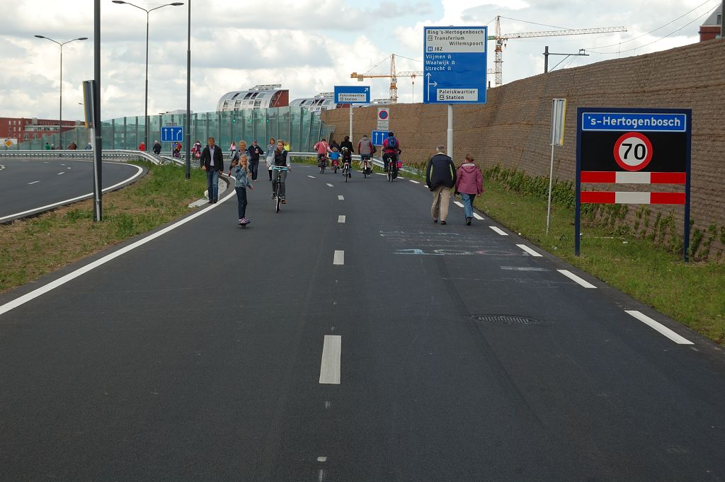 20110515-140051.JPG - Komgrens bij het naderen van de brug over het Afwateringskanaal. Vmax ongewijzigd.