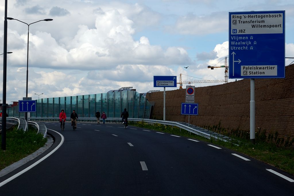 20110515-140158.JPG - Overgang naar transparant geluidsscherm op de brug. In de overlap met het dichte scherm bevindt zich nog een vluchtdeur...